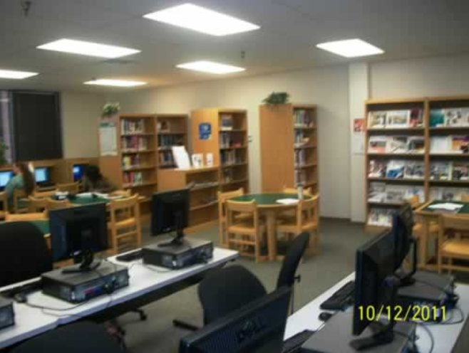 Library computer lab with bookshelves